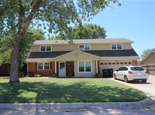 216 NE 21st St, Moore, OK 73160