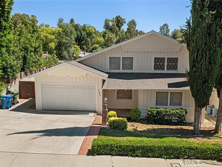 21816 Providencia St — Photo 2