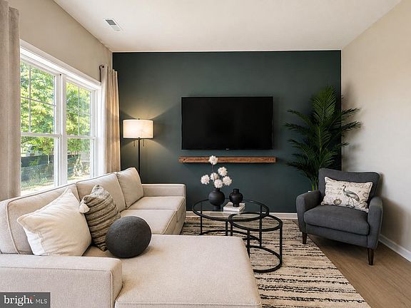 4th image of 500 Riverside Dr #459