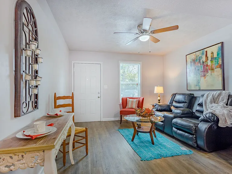 610 E College St — Photo 2