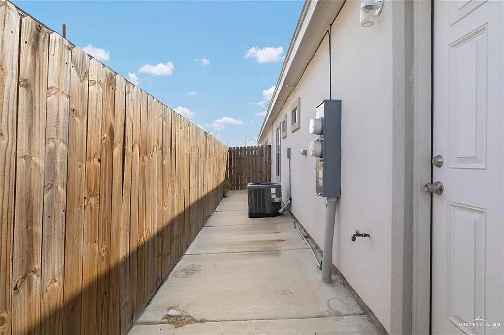 3 bed, 2.0 bath, 1068 sqft, $1,100 — Photo 3