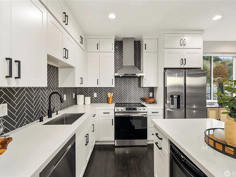 4018 Beach Dr SW — Photo 4