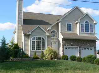 3 Brook Rd, Kendall Park, NJ 08824