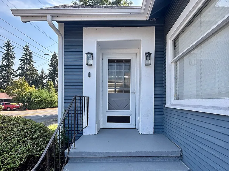 235 SE Lechner St — Photo 5