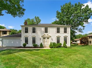 16536 N White Oaks Dr, Strongsville, OH