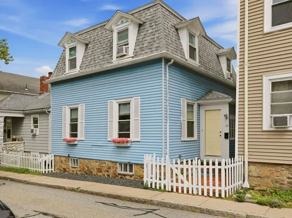 36 Dixon St, Newport, RI 02840