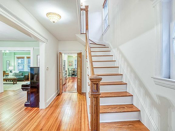 4th image of 105 Murray Ave