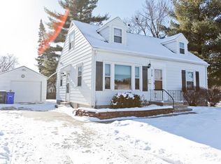 319 40th St NE, Cedar Rapids, IA 52402