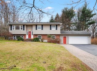 21 Annette Ln, Airmont, NY 10901