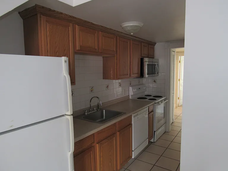 811 Bowe St — Photo 4