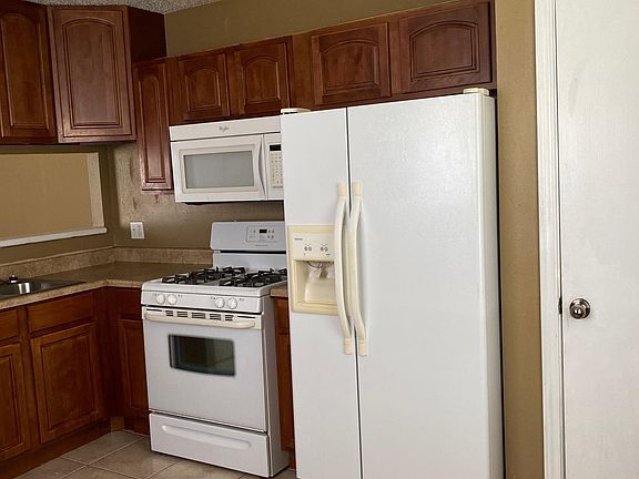 4th image of 51 Parkland St