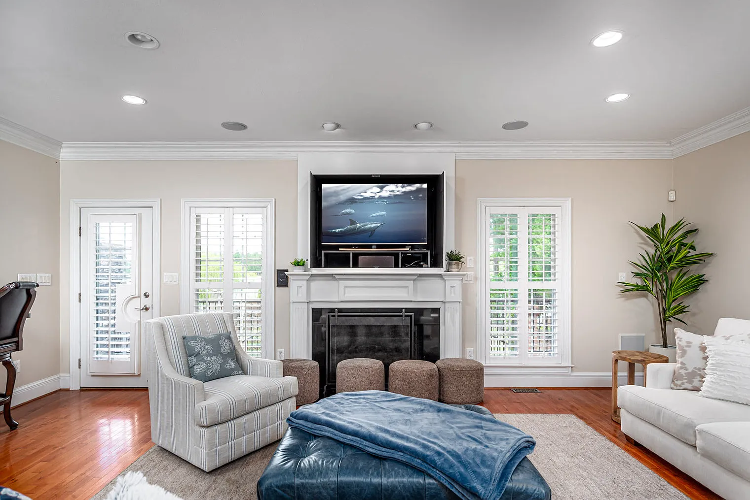 6 bed, 3.0 bath, 4004 sqft, $15,480 — Photo 2