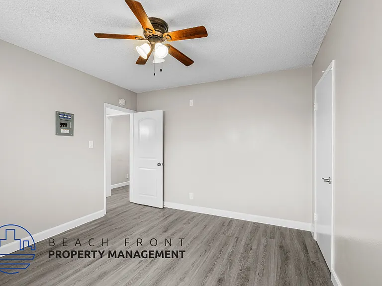 10429 La Reina Ave. — Photo 13