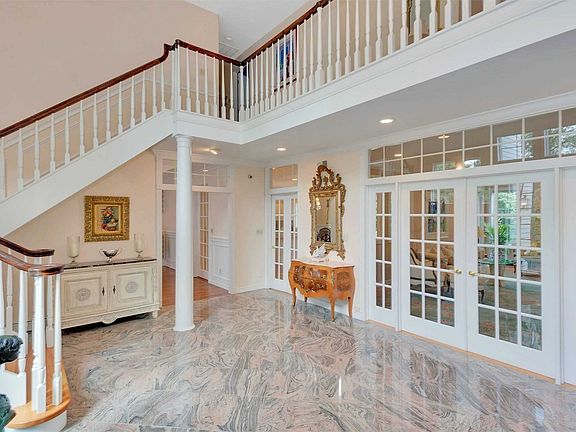 3rd image of 6 Winchester Dr