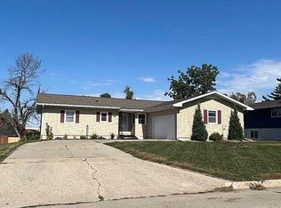 304 Rainbow Dr, Marshalltown, IA 50158