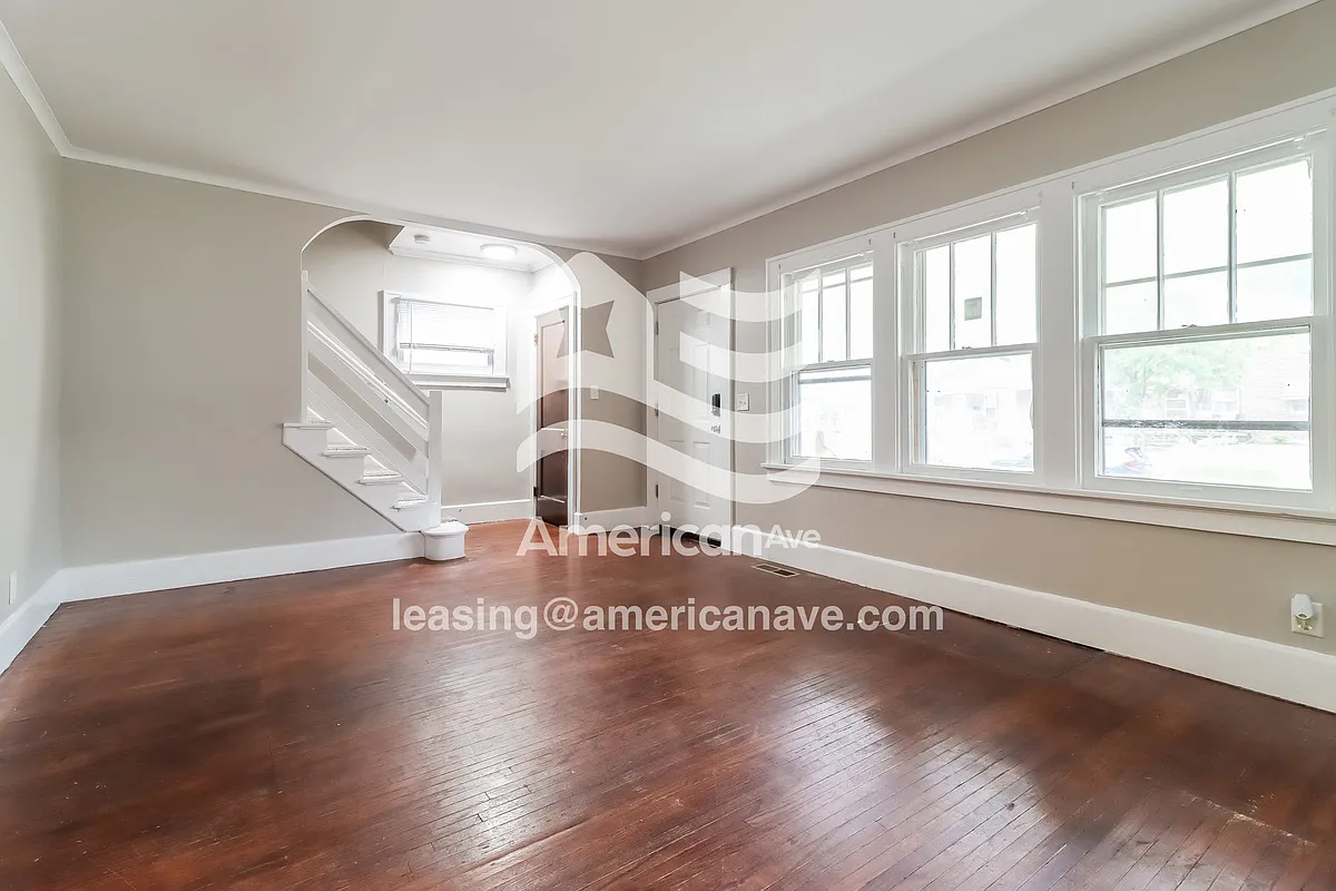 1250883_001_living_room_2.jpg - 1825 Alvin St