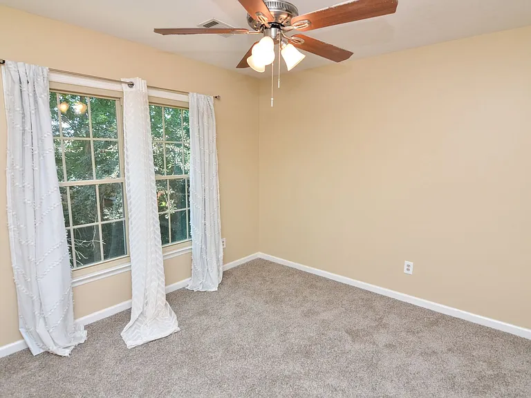 511 Prince Of Wales Ct — Photo 22