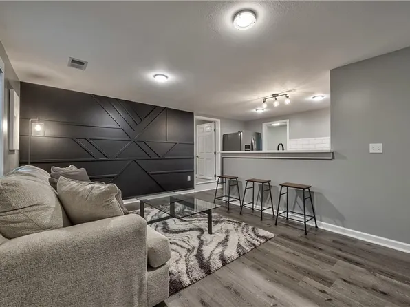 4904 Edgehill Dr, Kansas City, KS 66106