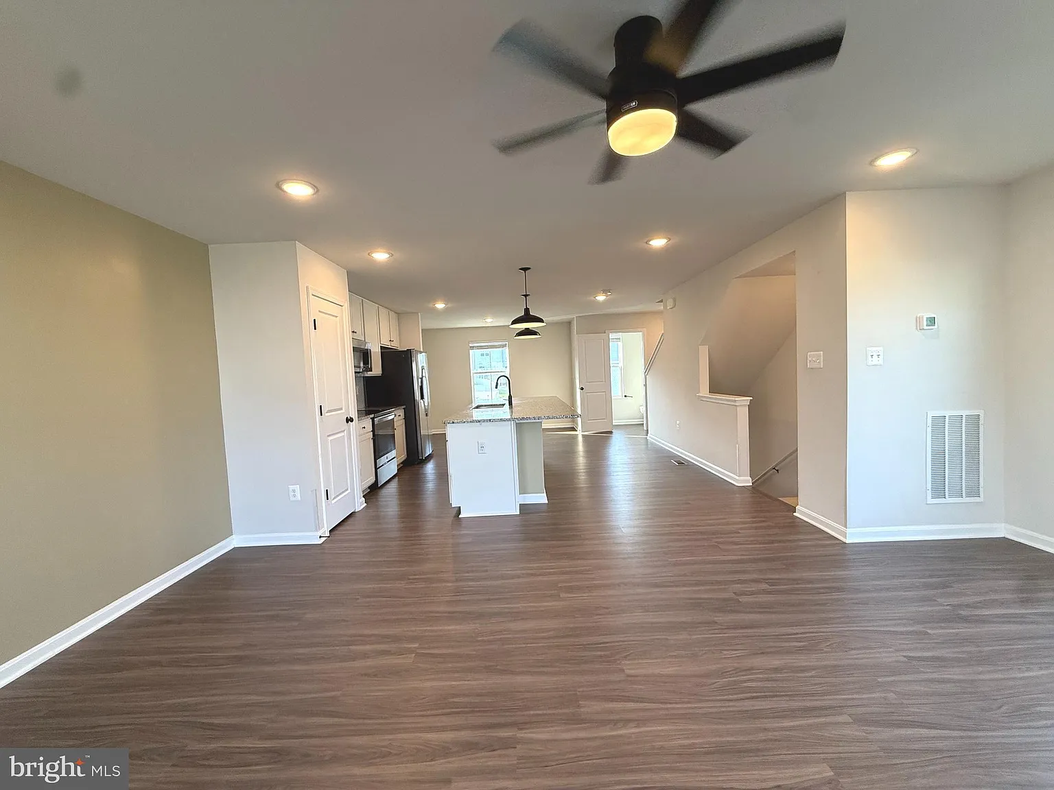 3 bed, 2.5 bath, 2240 sqft, $2,100 — Photo 3