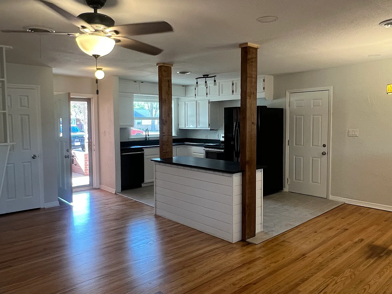 3 bed, 1200 sqft, $1,900 — Photo 1