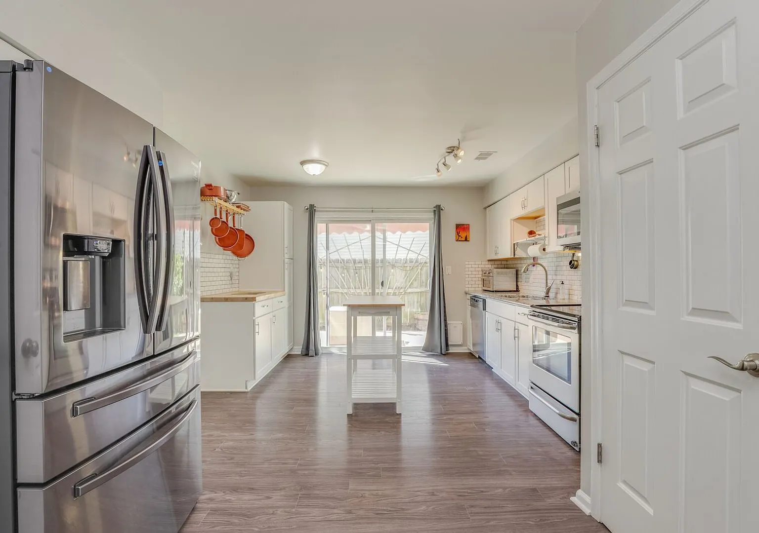 Contemporary 5BR/3BA Single Family Home with Attached Garage situated in beautiful Glenwood! — Photo 2