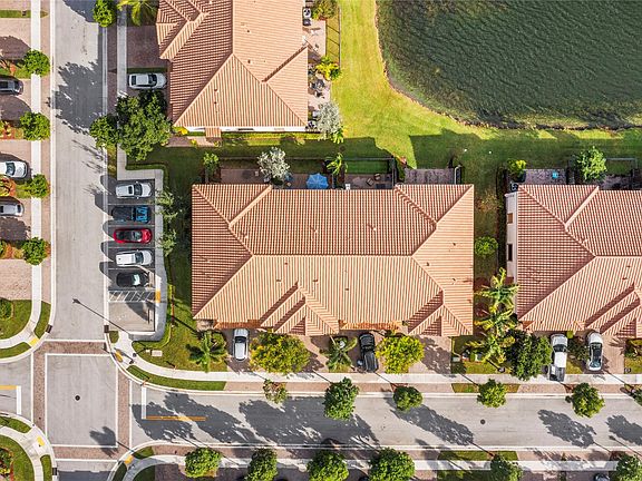 3rd image of 9597 Town Parc Circle