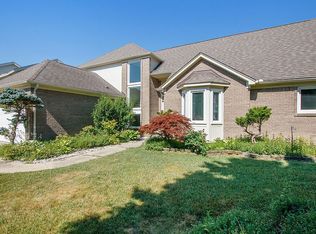 31262 Country Ridge Cir, Farmington Hills, MI 48331