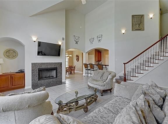 5th image of 3929 Lord Byron Cir