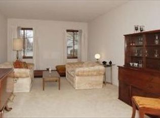 121 Honeysuckle Ct, Rolling Meadows, IL 60008