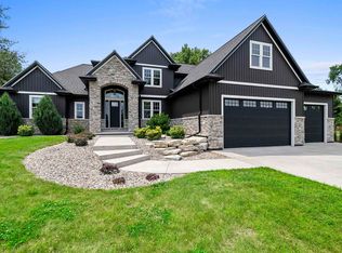 3695 Lakeview Dr, Suamico, WI 54173