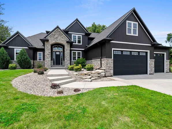 3695 Lakeview Dr, Suamico, WI 54173