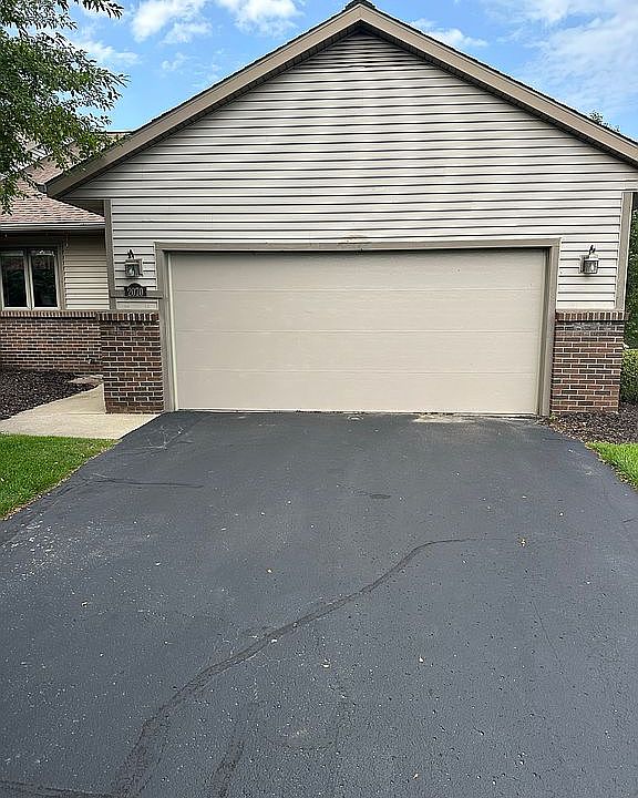 1st image of 2070 Lakeview Dr