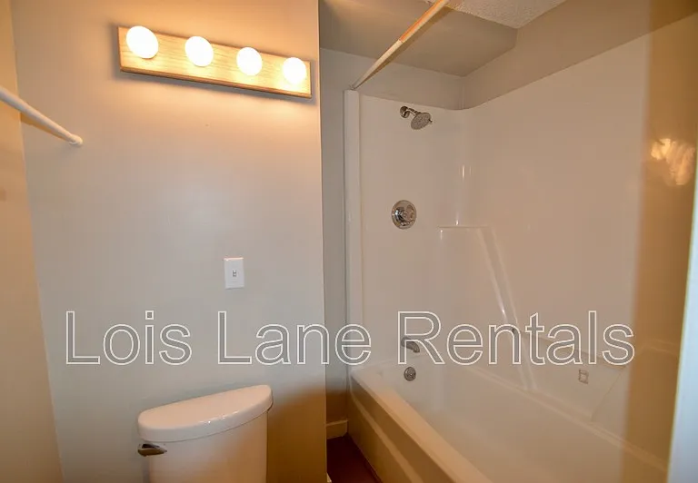 51 Charlotte St #B — Photo 8
