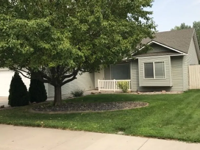 555 Parkwood Dr — Photo 1