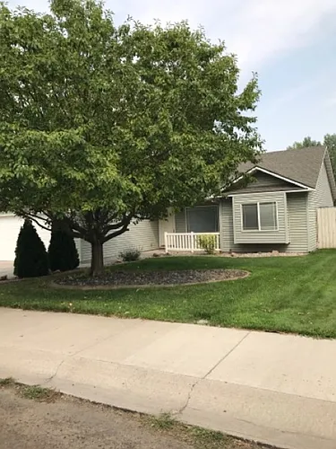555 Parkwood Dr Photo 1