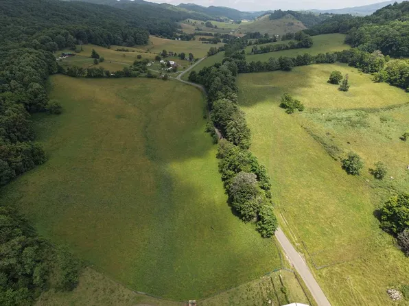 1044 Mitchell Valley Dr, Marion, VA 24354