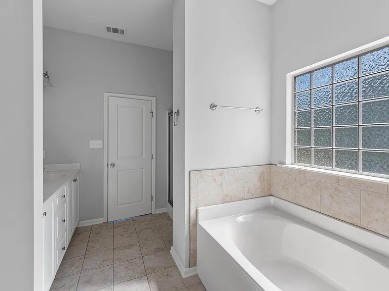 609 Brighton Cir — Photo 17