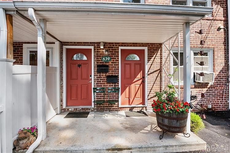 1st image of 639 Cora Pl
