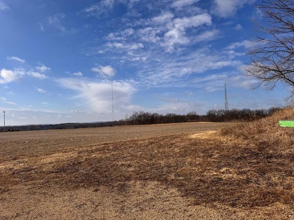 527 Badger Rd, Hazel Green, WI 53811
