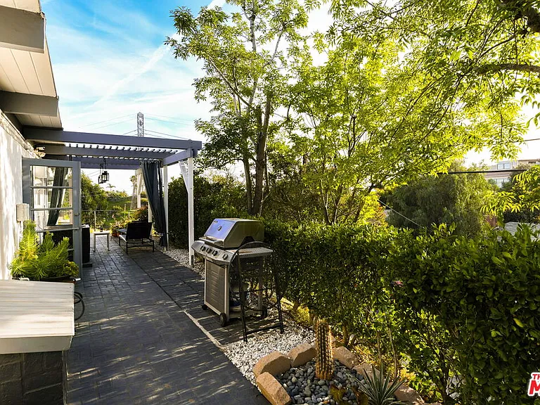 7107 Pacific View Dr — Photo 16