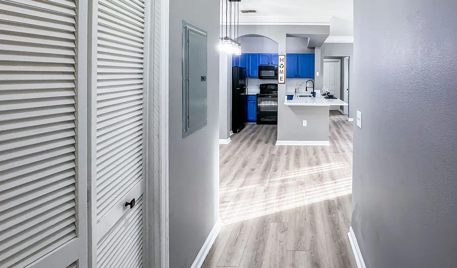 3 bed, 1136 sqft, $2,390 — Photo 2