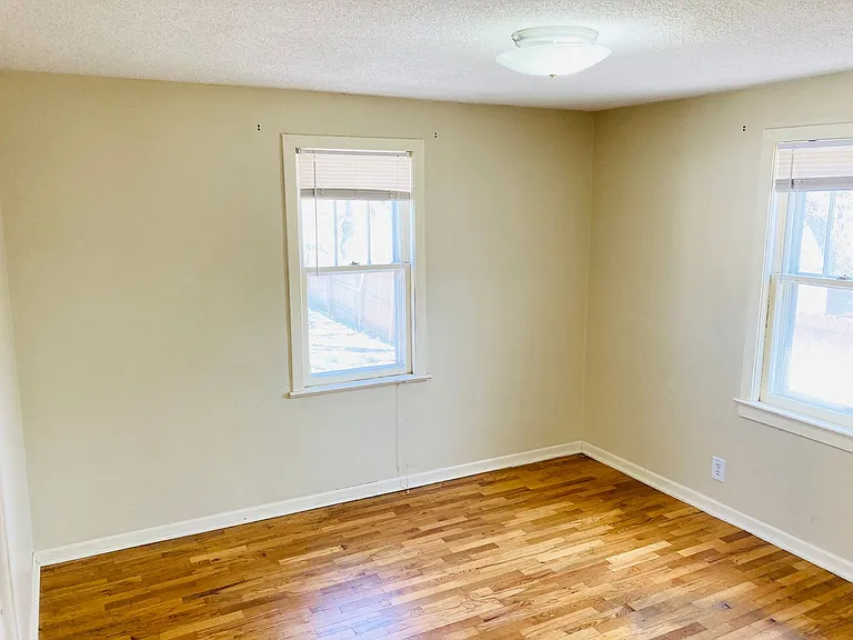 320 W Elm St — Photo 11