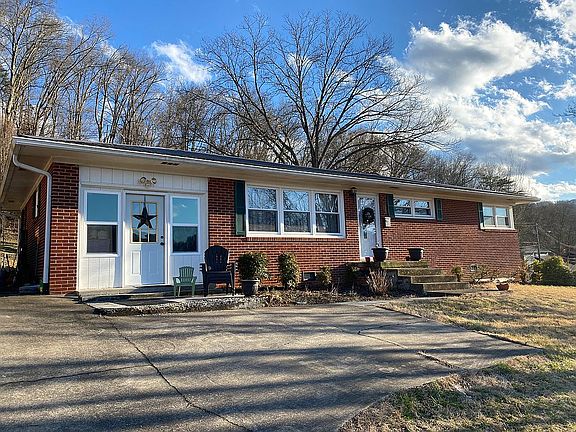 3rd image of 816 Douglas Dr