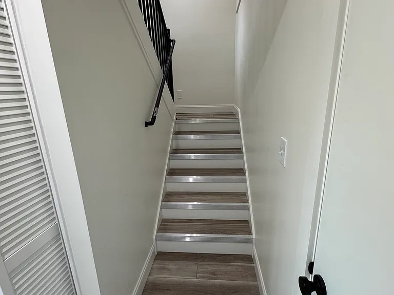1034 Everett Ave — Photo 4
