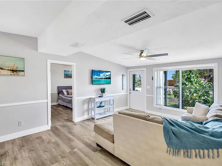 2047 Harbor Ln — Photo 5
