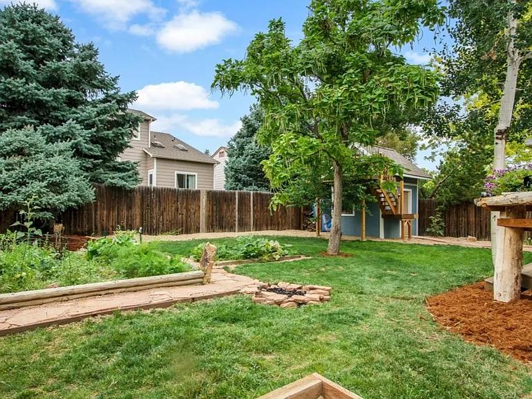 Tulip St — Photo 3