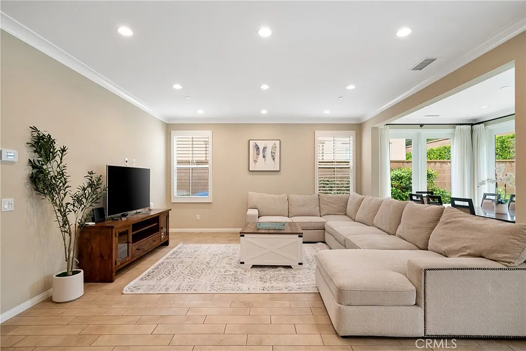 4 bed, 2653 sqft, $7,200 — Photo 2