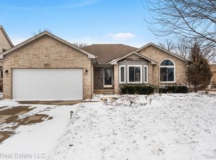 53114 Ridgewood Dr, Chesterfield, MI 48051
