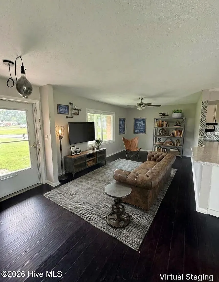 3 bed, 2.0 bath, 1190 sqft, $1,725 — Photo 3