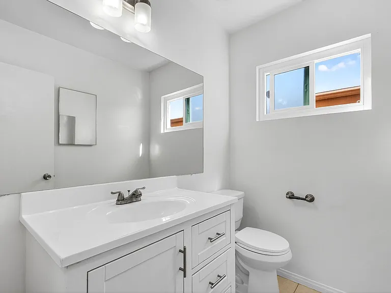 21736 Roscoe Blvd — Photo 11